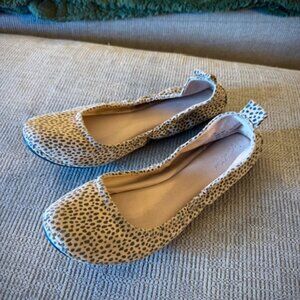 UNIVERSAL THREADS PATTERNED FLATS, SIZE 7.5 (fits like a size 7)